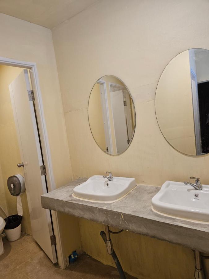 Luca Hostel Банкок Екстериор снимка